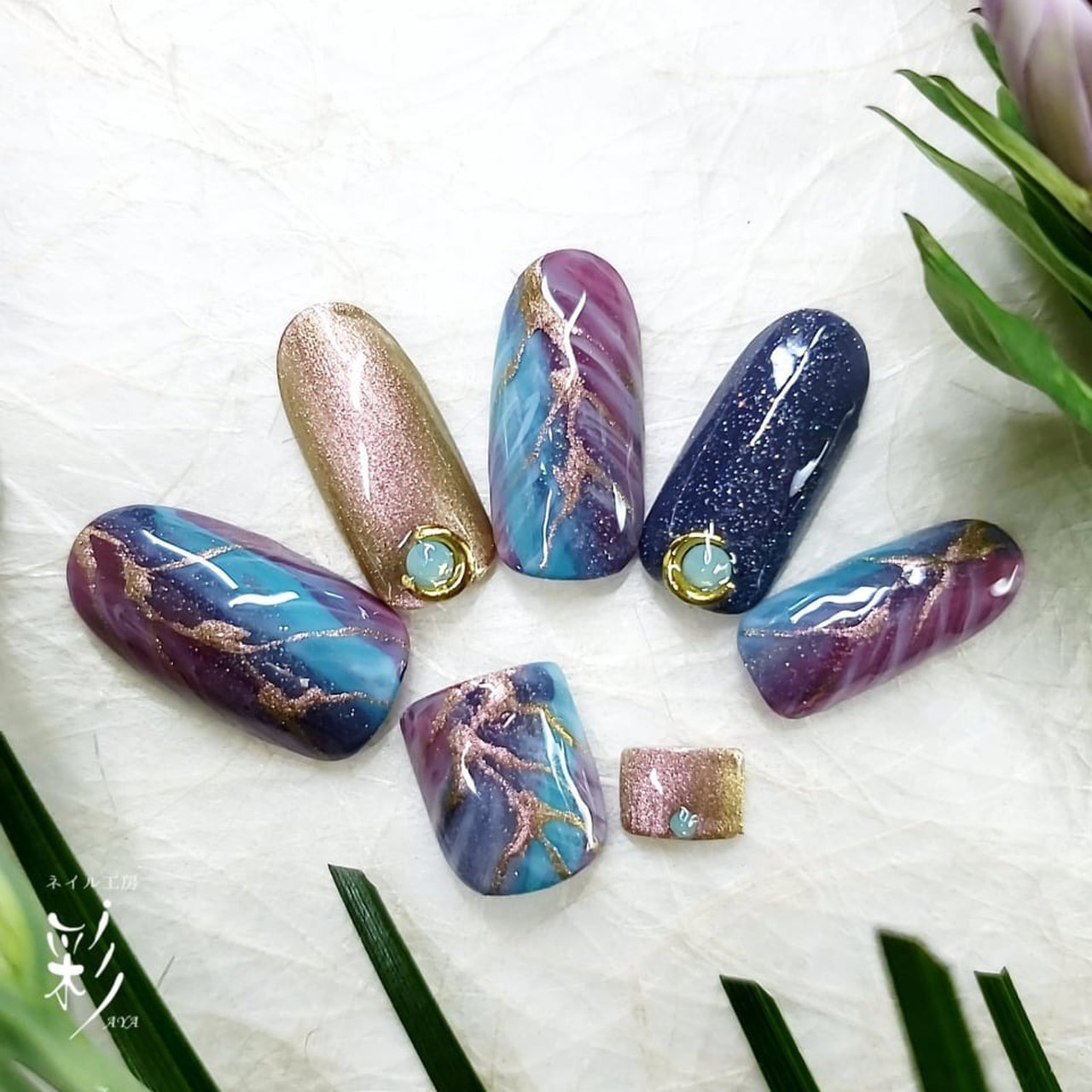 秋 旅行 ライブ ハンド ビジュー ネイル工房彩 ひとみのネイルデザイン No ネイルブック