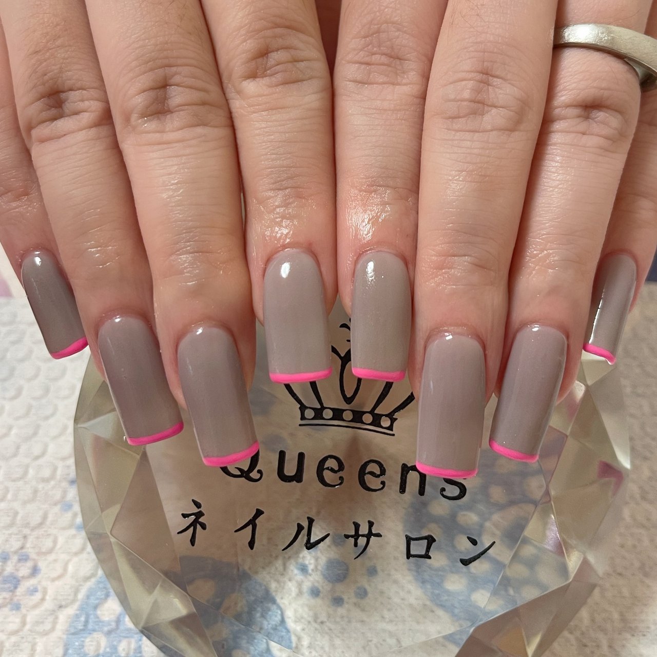 ハンド ロング グレージュ Queensネイルサロンのネイルデザイン No ネイルブック
