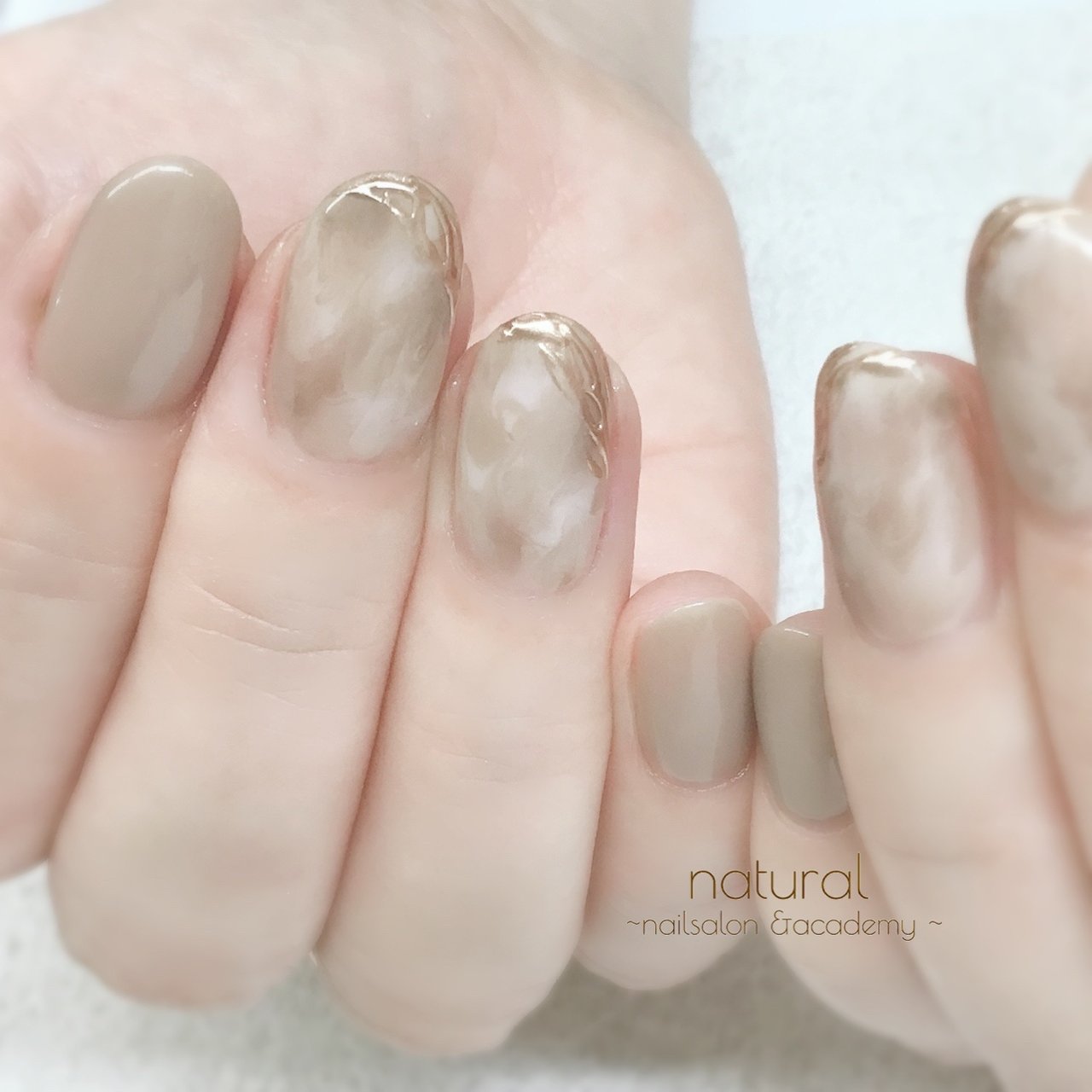 ベージュ グレージュ ゴールド ジェルネイル Naturalnailsalonのネイルデザイン No ネイルブック