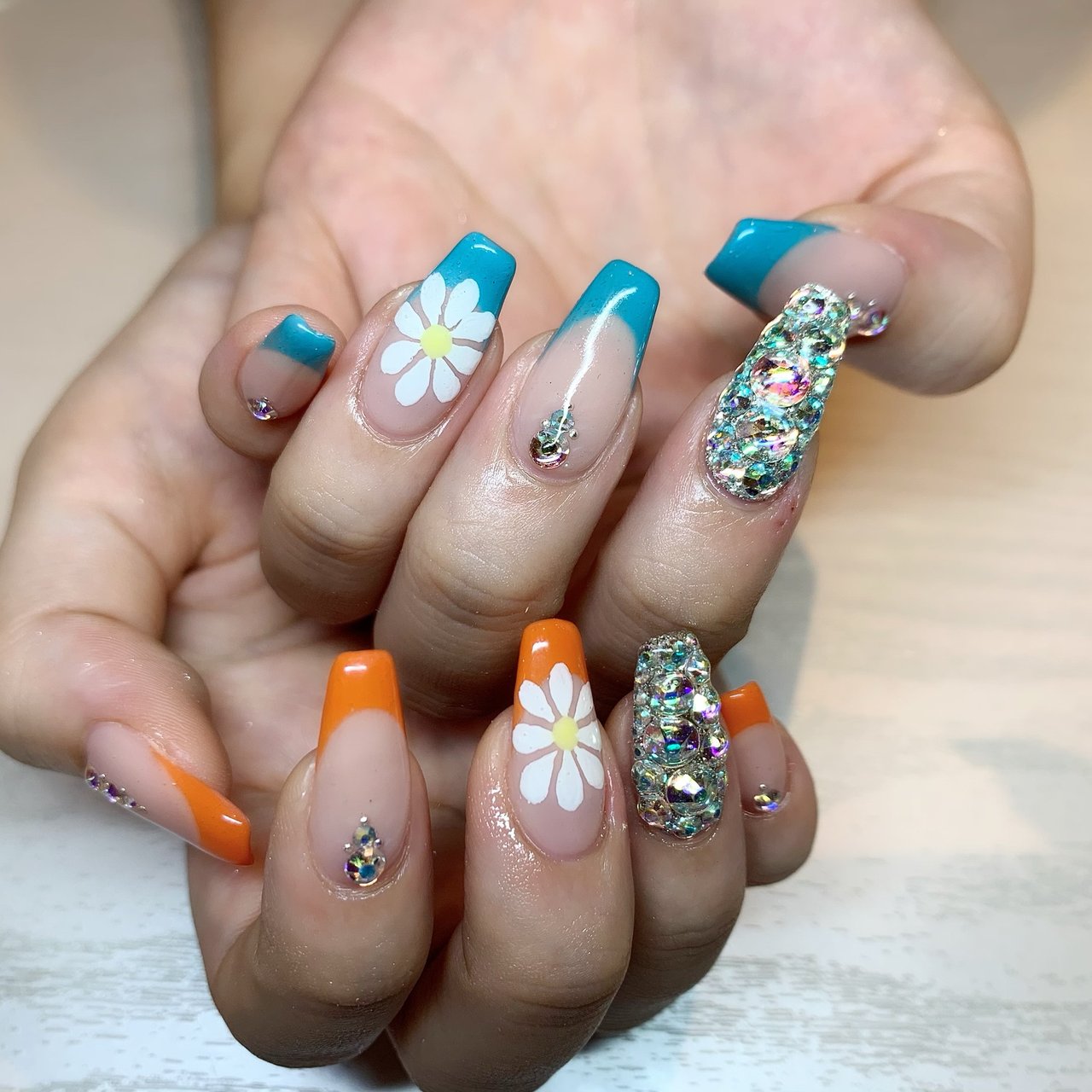 夏 オールシーズン ハンド フレンチ ビジュー Lianのネイルデザイン No ネイルブック