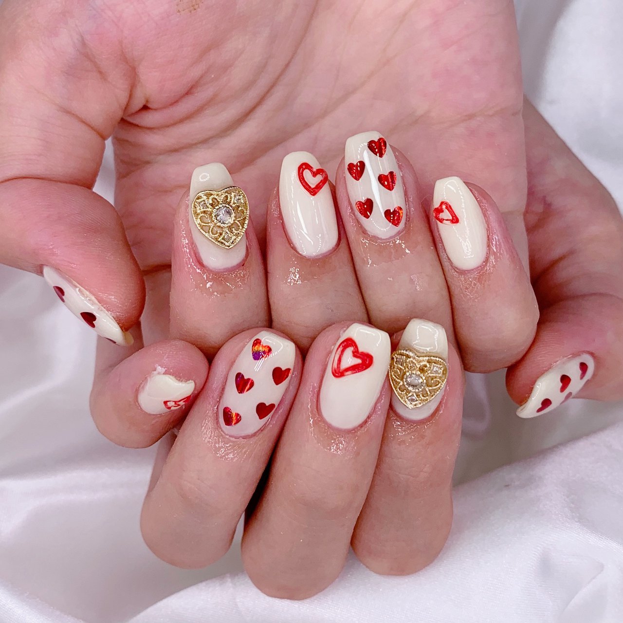 ハンド ビジュー ホログラム ハート ジェルネイル Aimaimeのネイルデザイン No ネイルブック