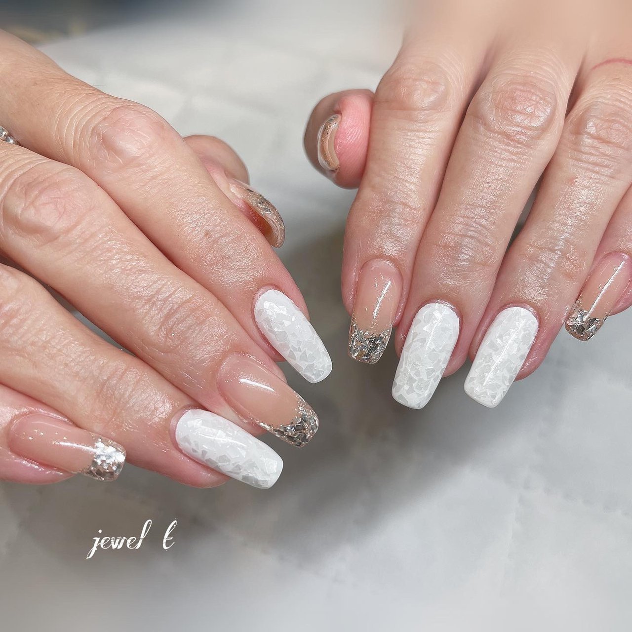 ハンド フレンチ ホログラム ホワイト ベージュ Nailsalon Jewelのネイルデザイン No ネイルブック