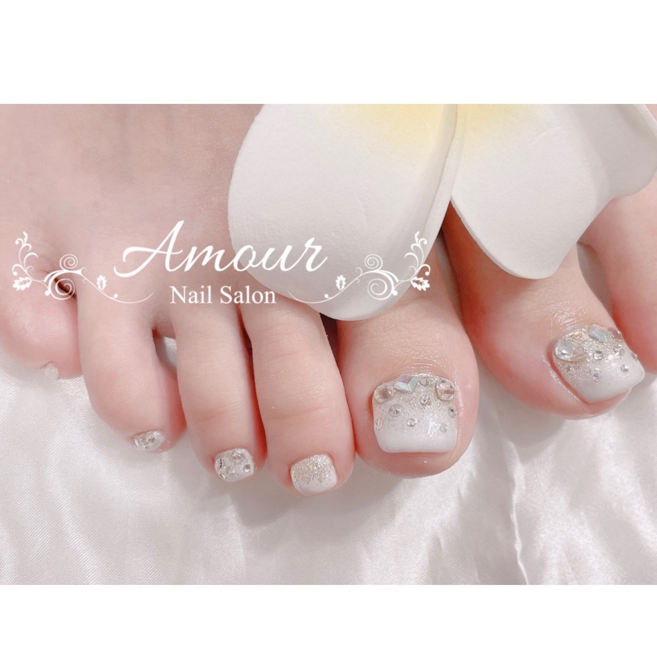 フット ビジュー ラメ ホワイト ゴールド Nailsalon Amourのネイルデザイン No ネイルブック