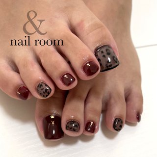 シースルーレオパード🐈‍⬛ 
ボルドーで秋ネイル💅

✁┈┈┈┈┈┈┈┈┈┈┈┈．
今まで通り衛生管理を徹底して
営業させて頂いております😊
御来店の際にはお客様にも
手洗い･マスク着用をお願いしております。

また、アートネイルをするお客様には
オフセットの購入をおすすめしております。
まずは移らない･移さない努力を
続ける事は大切ですが
少しでもアートを楽しみ
自分の身も守る為に体調を崩された場合
ご自身でネイルオフをして
病院に向かって頂きたいと思ってます。
詳しい事はまた施術の際に
お伝えさせて頂いております😊

#福井ネイル#ネイルサロン福井#アートし放題#ジェルネイル#ジェリップ取り扱い店#美爪#艶々ワンカラー#綺麗のお手伝いさせてください#nailroomand#お爪のお悩み解決します#kokoist#フットネイル#デコラティブネイル#アイスネイル#ニュアンス#クリアフレンチ#マグネットジェル#マグネットネイル#韓流ネイル#蝶々ネイル.＃氷ネイル#クリアフレンチ #シェルネイル #蝶々ネイル #秋 #冬 #オールシーズン #旅行 #フット #ワンカラー #アニマル柄 #ショート #ボルドー #ブラック #モノトーン #ジェルネイル #お客様 #nailroom ＆ #ネイルブック