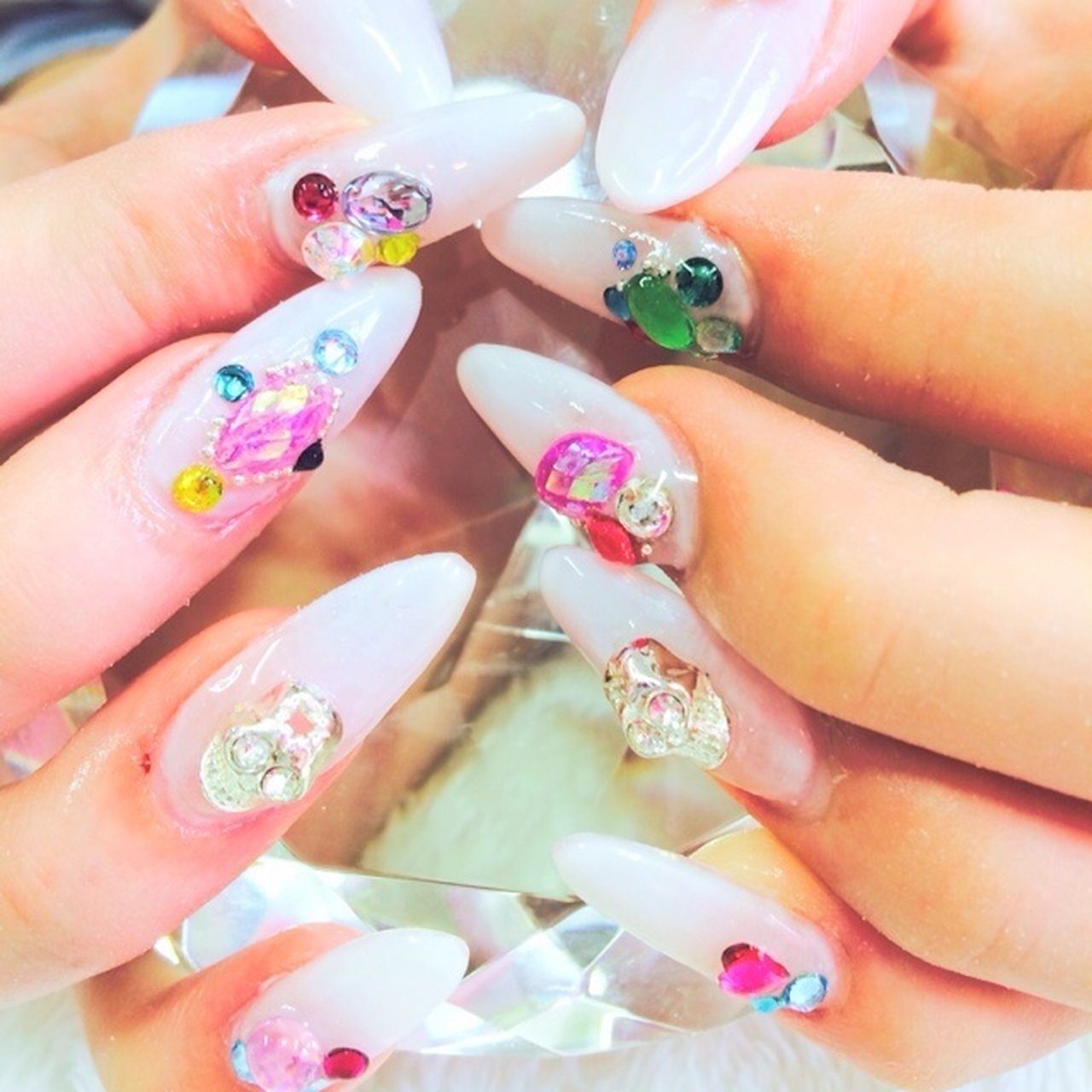 夏/ハンド/デコ/ホワイト/スカルプチュア - 折戸春奈のネイルデザイン