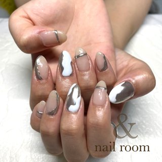 参考画像より📸 ミラーネイル💅
ニュアンス感がおしゃれですね✨
✁┈┈┈┈┈┈┈┈┈┈┈┈．
今まで通り衛生管理を徹底して
営業させて頂いております😊
御来店の際にはお客様にも
手洗い･マスク着用をお願いしております。

また、アートネイルをするお客様には
オフセットの購入をおすすめしております。
まずは移らない･移さない努力を
続ける事は大切ですが
少しでもアートを楽しみ
自分の身も守る為に体調を崩された場合
ご自身でネイルオフをして
病院に向かって頂きたいと思ってます。
詳しい事はまた施術の際に
お伝えさせて頂いております😊

#福井ネイル#ネイルサロン福井#アートし放題#ジェルネイル#ジェリップ取り扱い店#美爪#艶々ワンカラー#綺麗のお手伝いさせてください#nailroomand#お爪のお悩み解決します#kokoist#フットネイル#デコラティブネイル#アイスネイル#ニュアンス#クリアフレンチ#マグネットジェル#マグネットネイル#韓流ネイル#蝶々ネイル.＃氷ネイル#クリアフレンチ #シェルネイル #蝶々ネイル #秋 #冬 #オールシーズン #お正月 #ハンド #シンプル #変形フレンチ #ワンカラー #ミラー #ミディアム #ホワイト #ベージュ #シルバー #ジェルネイル #お客様 #nailroom ＆ #ネイルブック