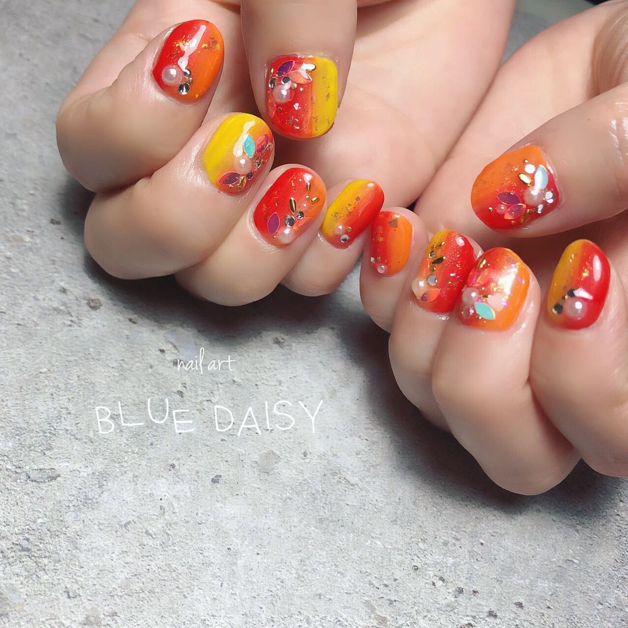 秋 オールシーズン グラデーション ビジュー ホログラム Blue Daisyのネイルデザイン No ネイルブック