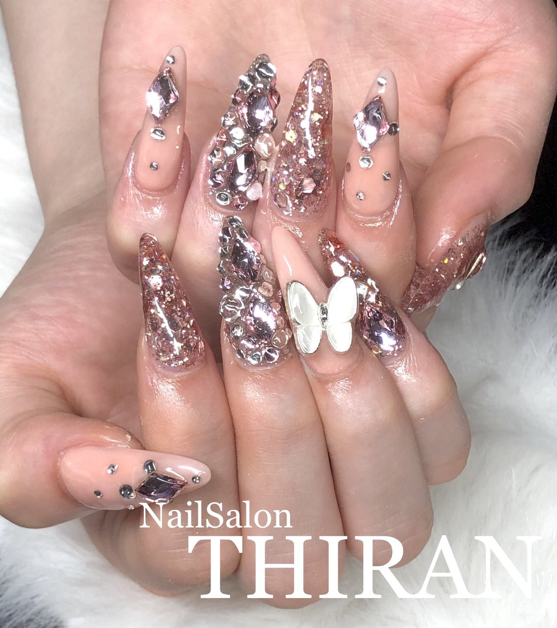 オールシーズン ハンド ビジュー ホログラム ラメ Nailsalon Thiranのネイルデザイン No ネイルブック