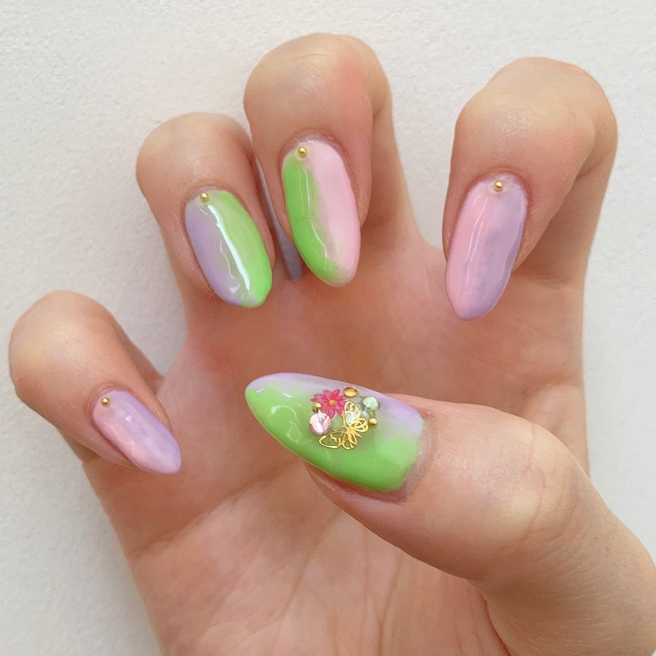 ジェルネイルチップ　グリーン✕黒　チェーン　クラウン　蝶々　縦グラデ ジェルネイルチップ グリーン✕黒 チェーン クラウン 蝶々 縦グラデ