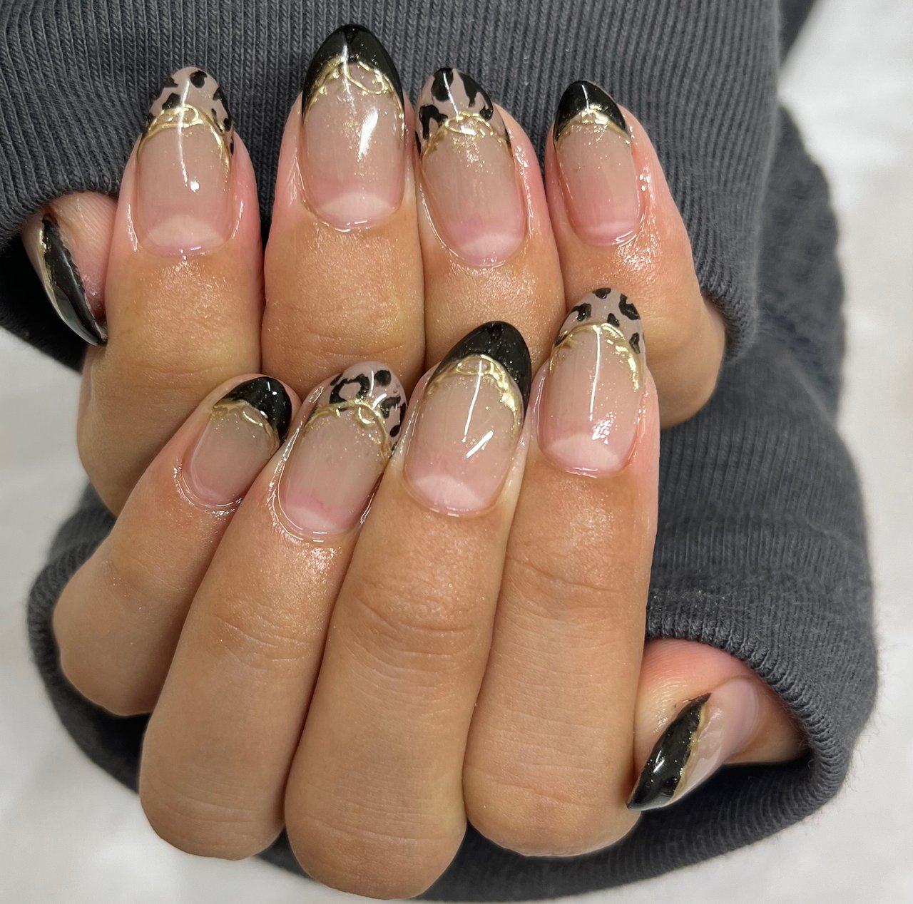 グレージュ ブラック ゴールド Crystal R Nail Salon のネイルデザイン No ネイルブック