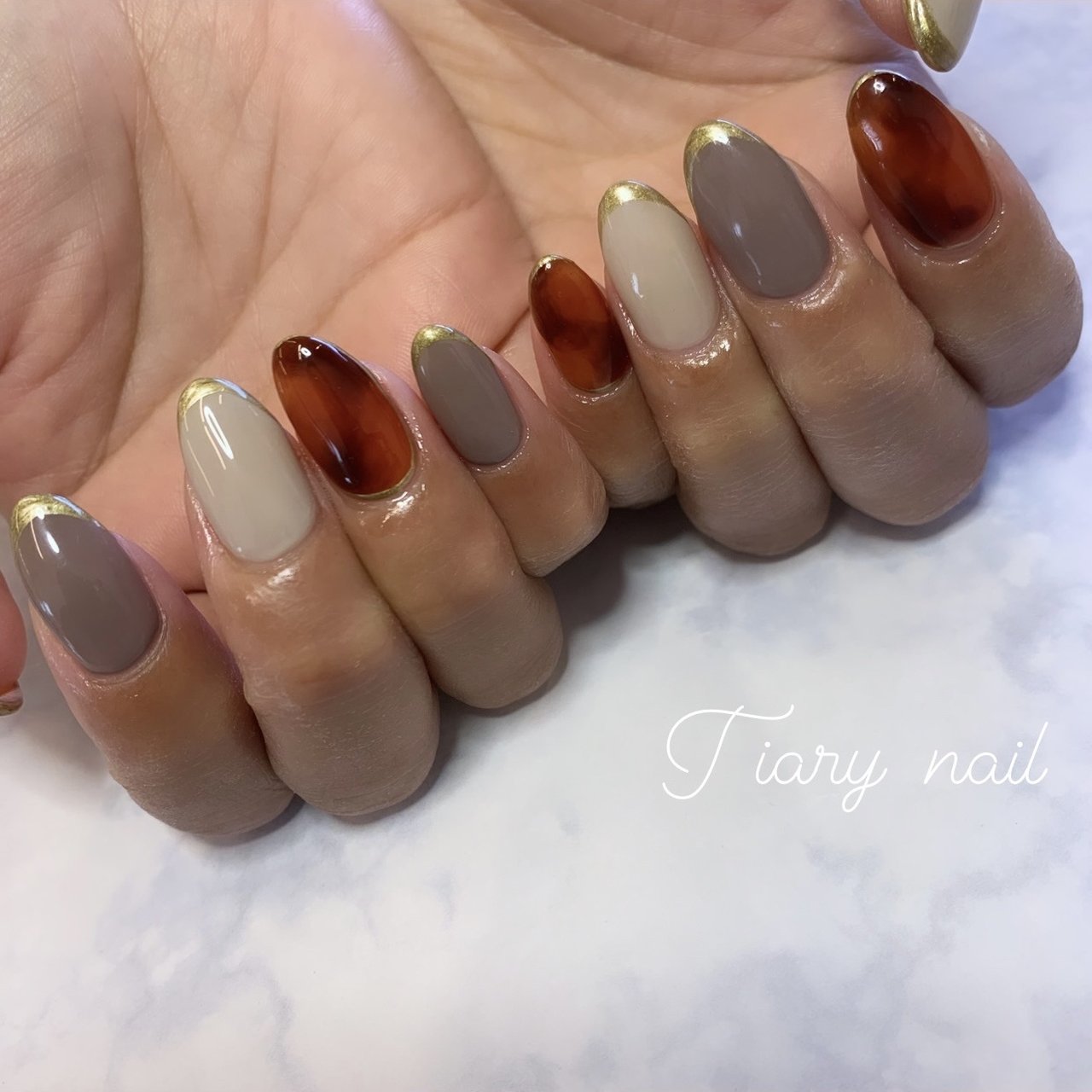 秋 ハンド べっ甲 ミディアム グレージュ Yunaのネイルデザイン No ネイルブック