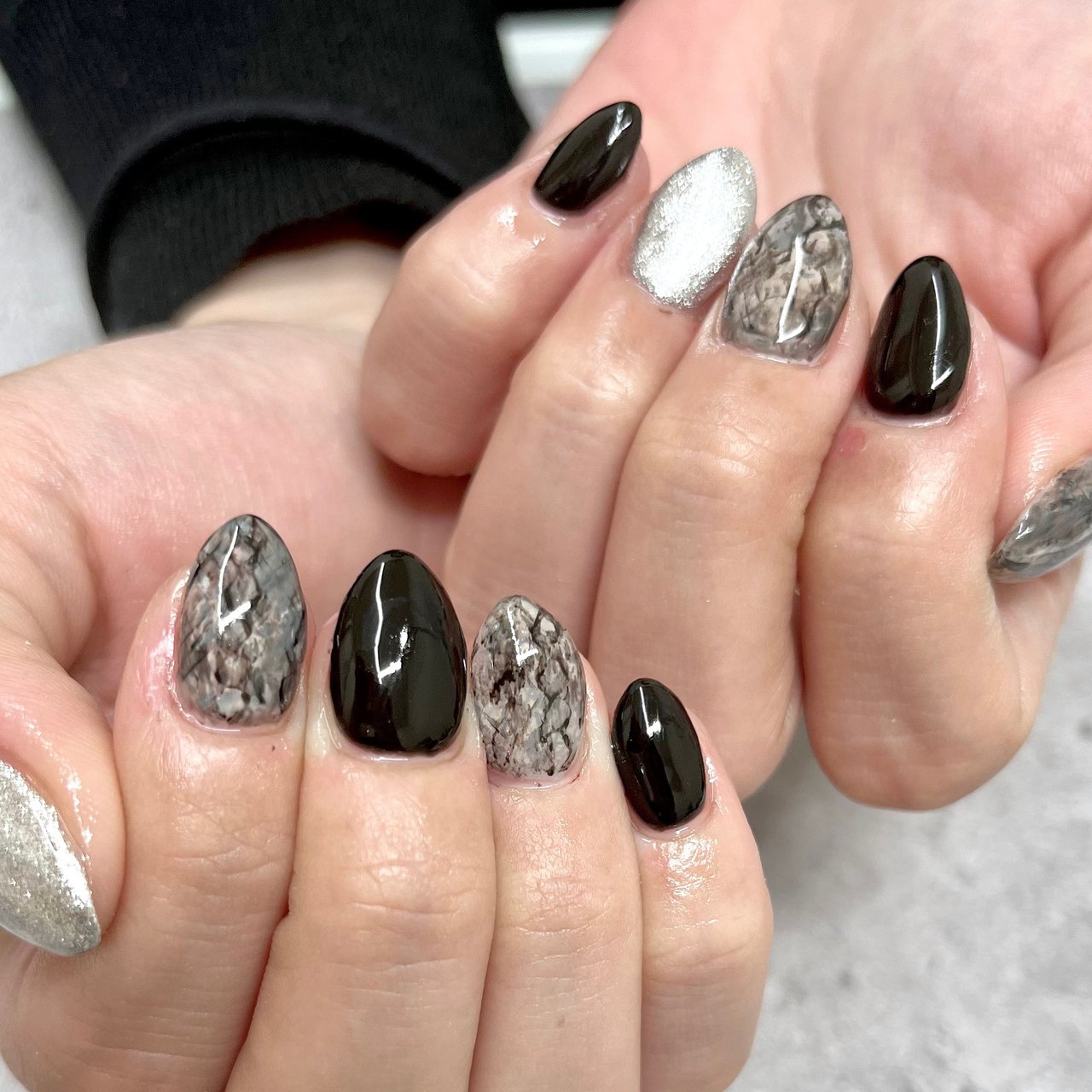 グレー ブラック シルバー Crystal R Nail Salon のネイルデザイン No ネイルブック