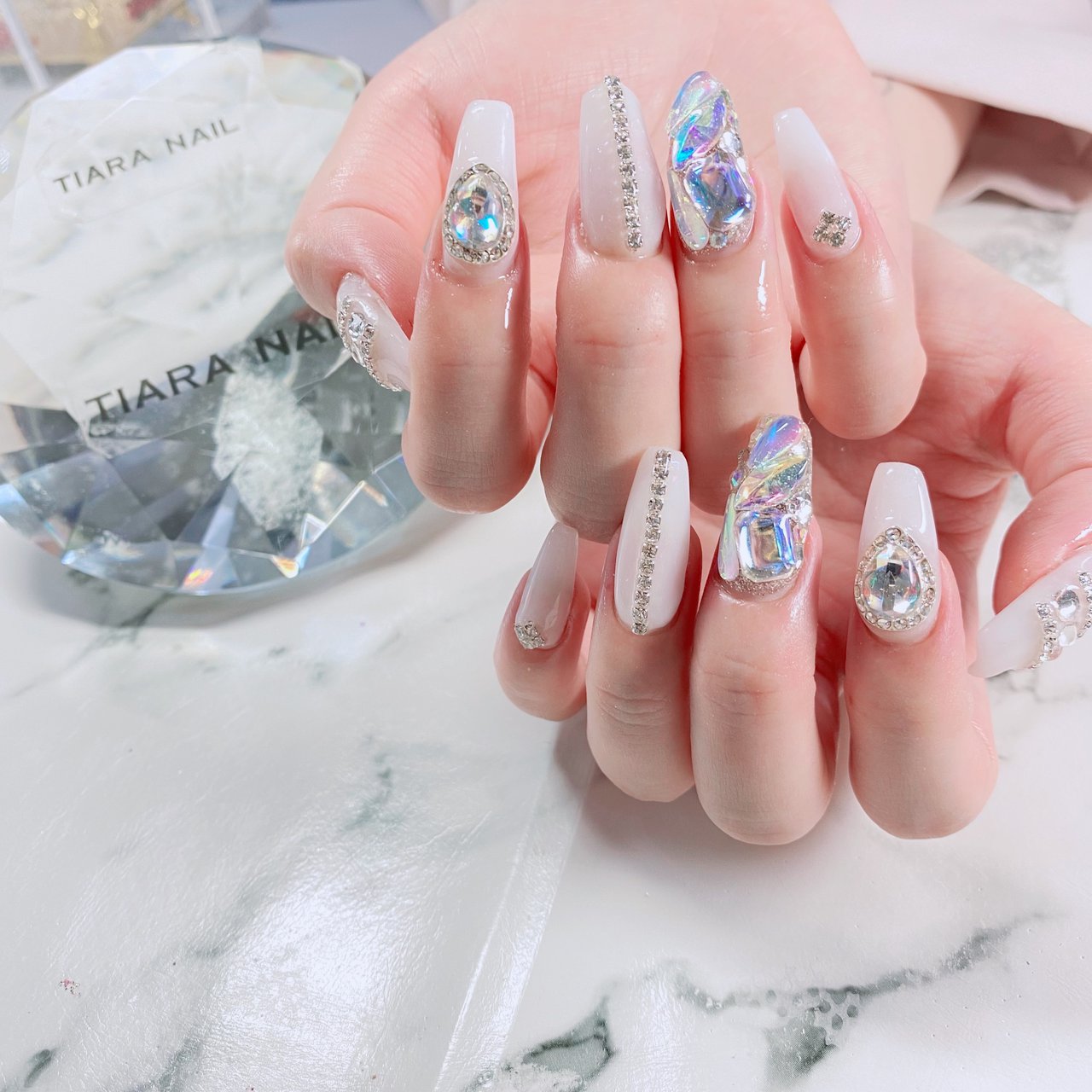 秋 冬 オールシーズン ハンド ビジュー Tiara Nailのネイルデザイン No ネイルブック