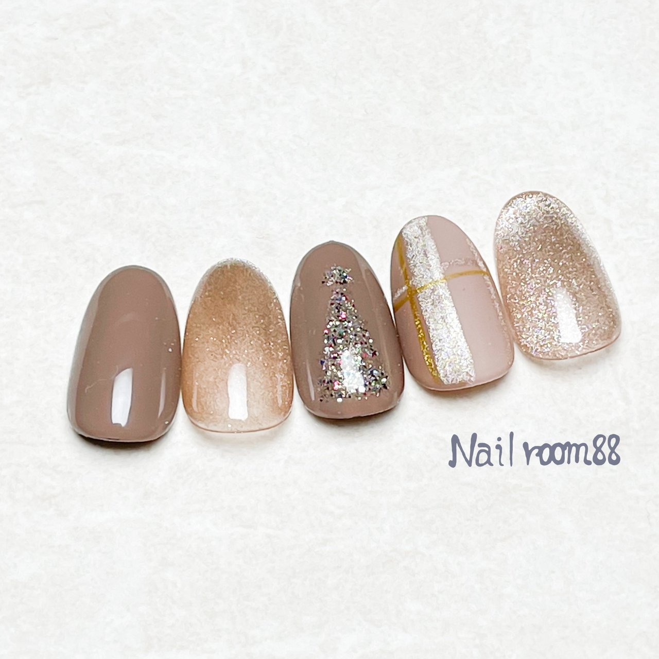 冬 クリスマス グレージュ ゴールド Nail Room 阿部 なつみのネイルデザイン No ネイルブック