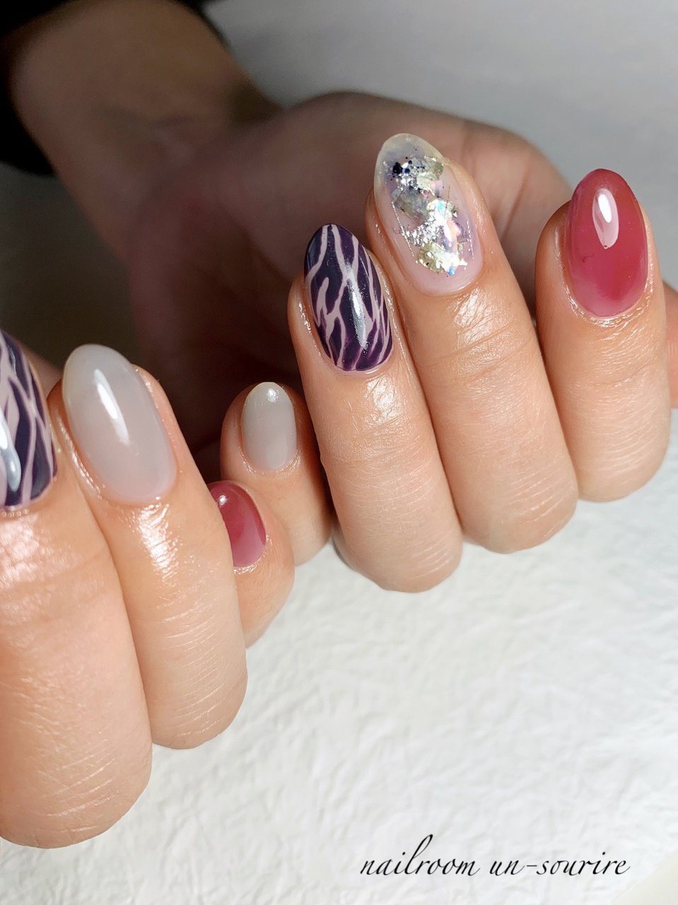 アニマル柄 ホワイト ボルドー シルバー Un Sourireのネイルデザイン No ネイルブック