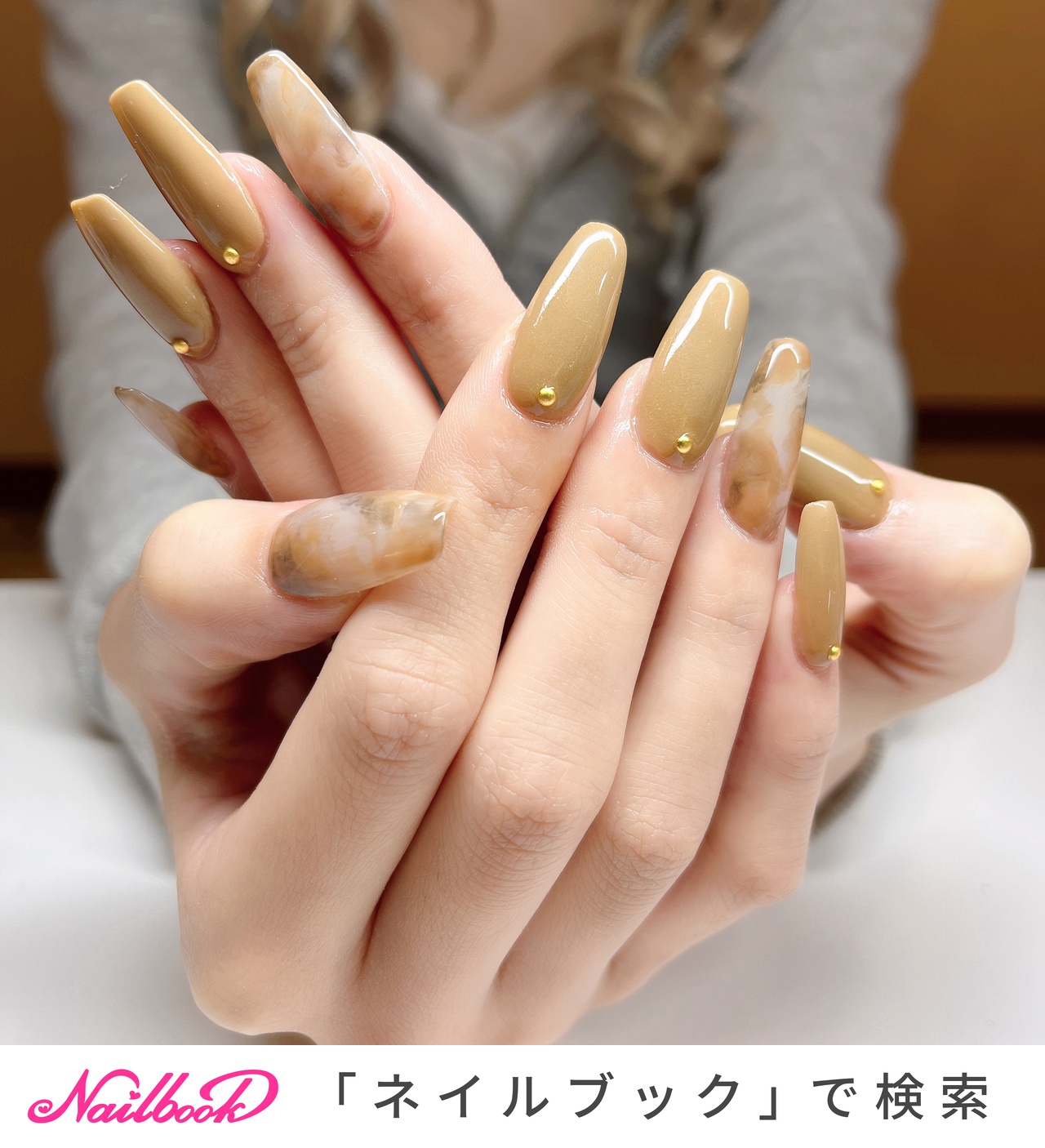 グレー スタッズネイルのネイルデザイン ネイルブック