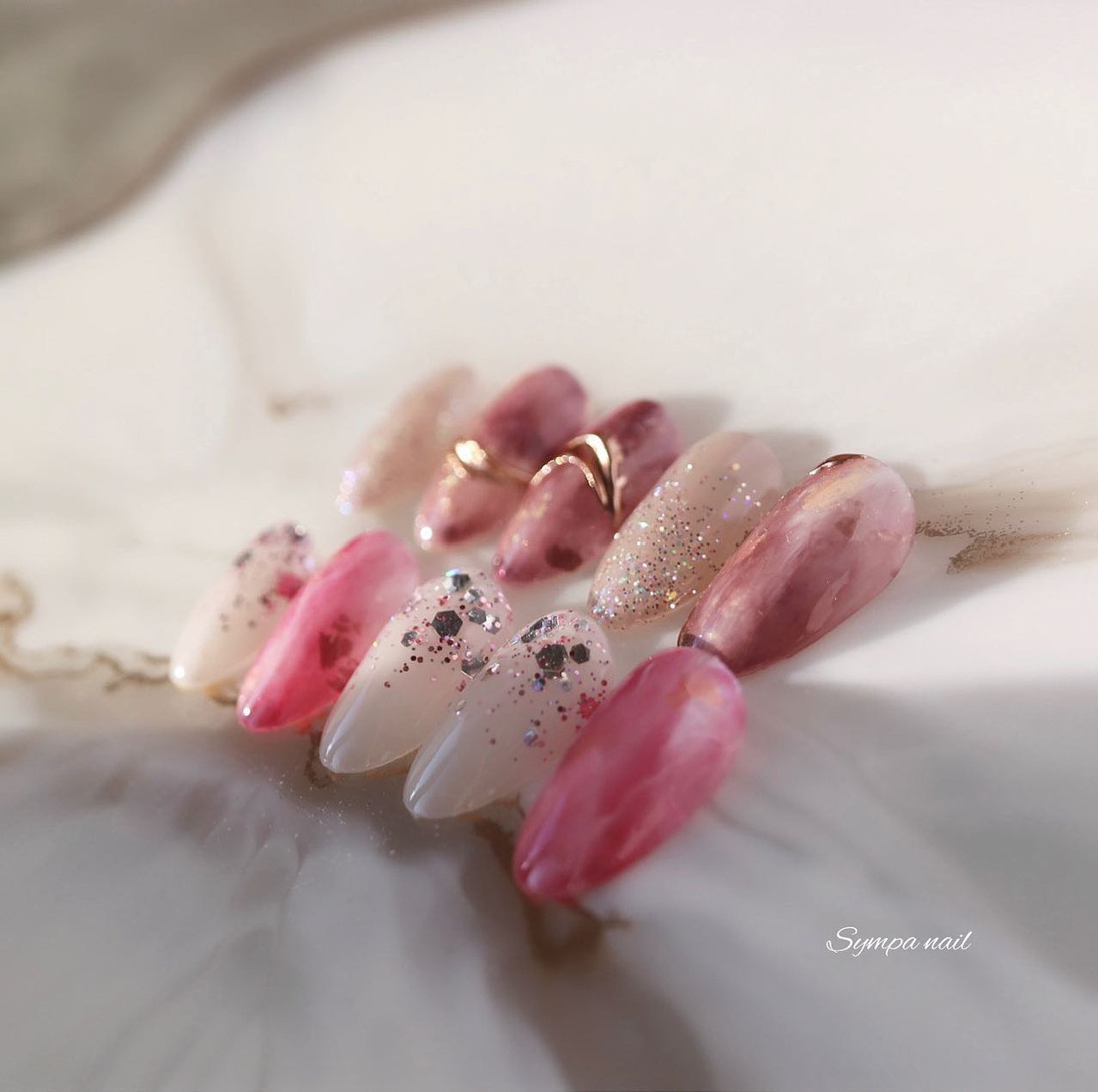 オールシーズン ハンド ホログラム ニュアンス ミディアム Sympa Nailのネイルデザイン No ネイルブック