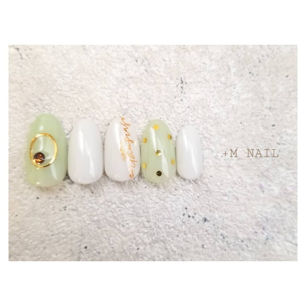 オールシーズン ハンド イニシャル ドット グリーン M Nailのネイルデザイン No ネイルブック