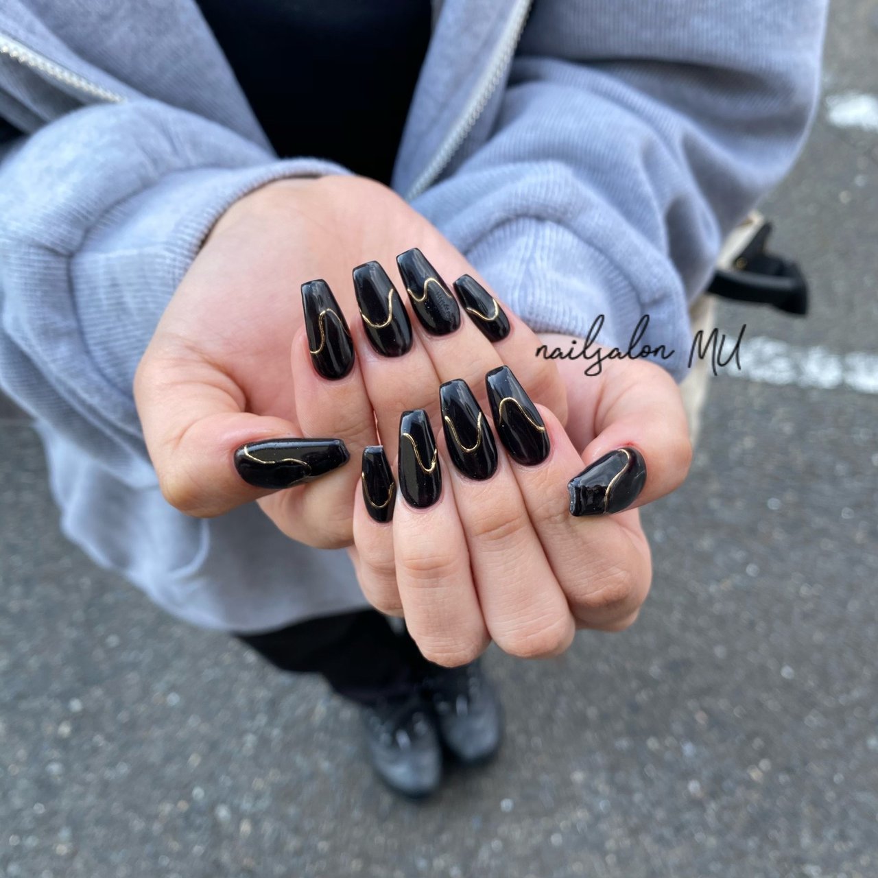 ワンカラー ミラー アイシング ブラック ゴールド Nailsalon Mu ミウ のネイルデザイン No ネイルブック