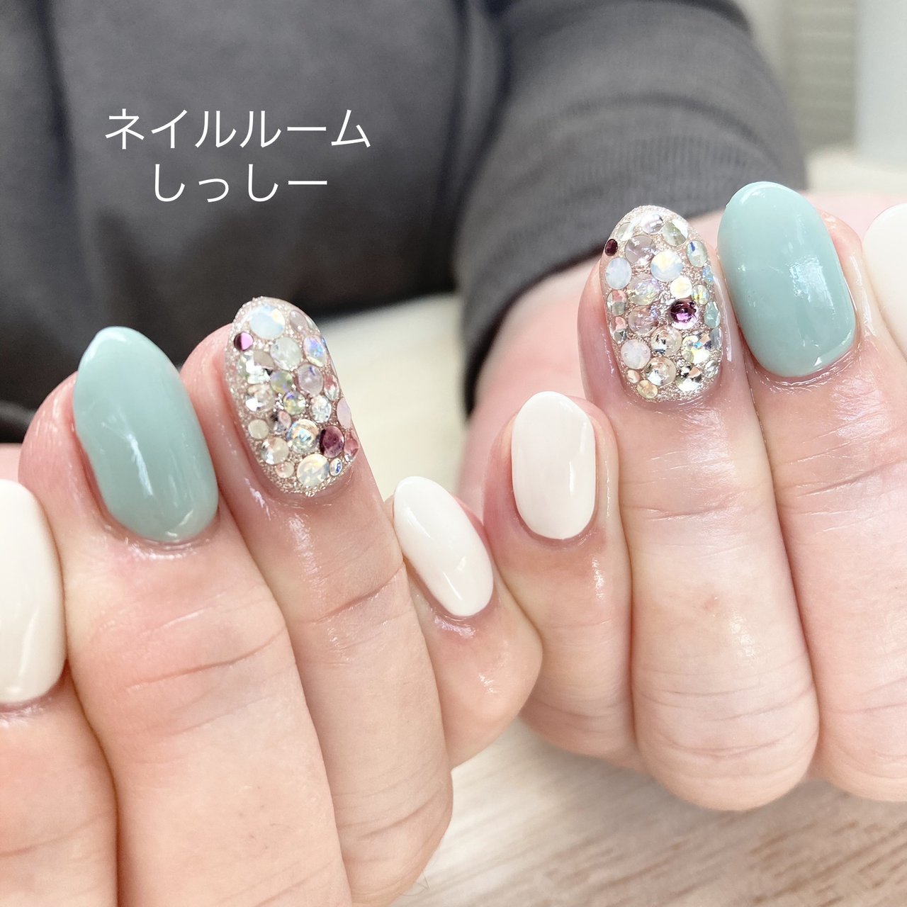 オールシーズン ハンド シンプル ビジュー ホワイト ちばあけみのネイルデザイン No ネイルブック
