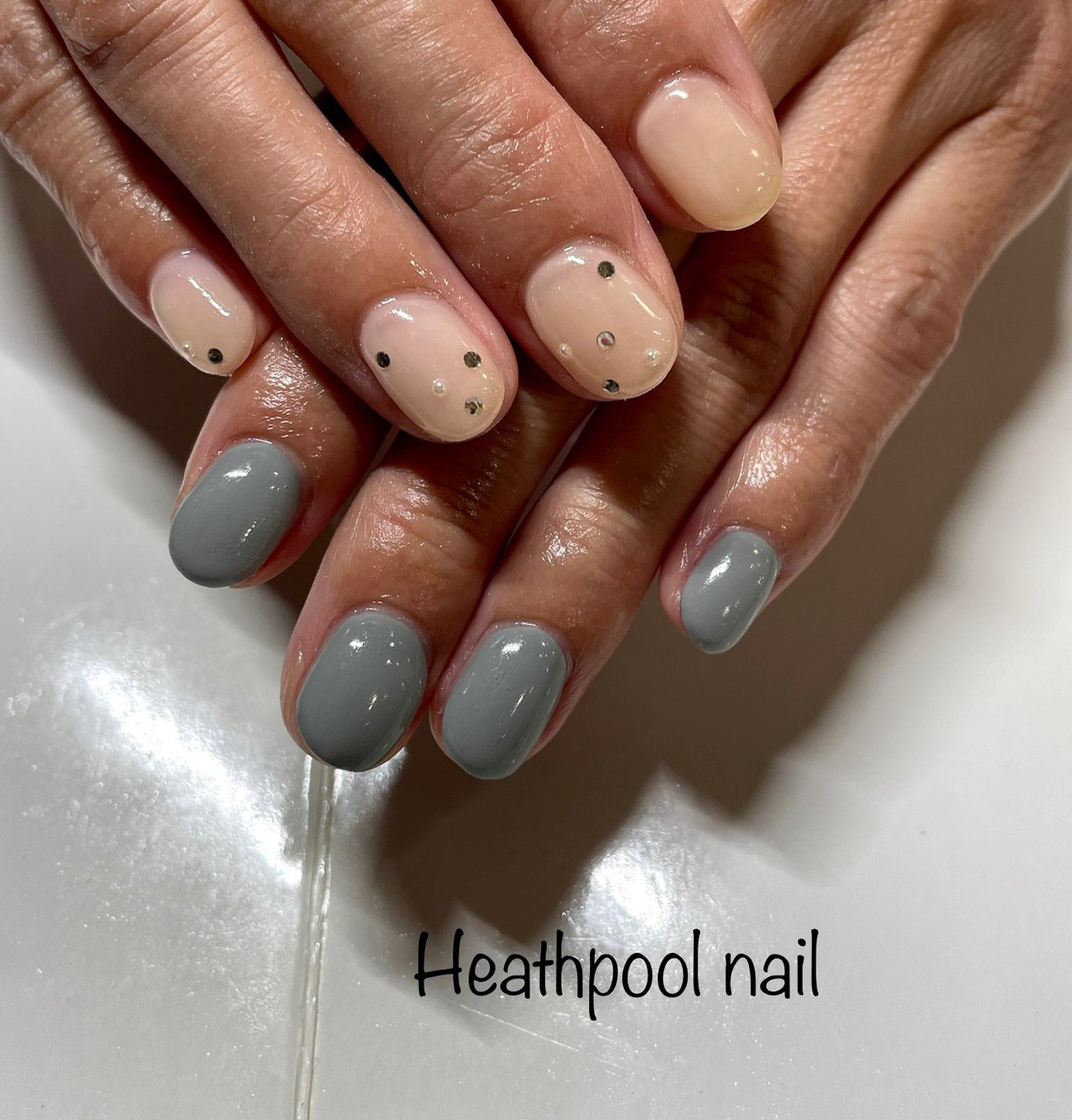 ハンド ワンカラー パール ベージュ グレー Heathpoolnailのネイルデザイン No ネイルブック