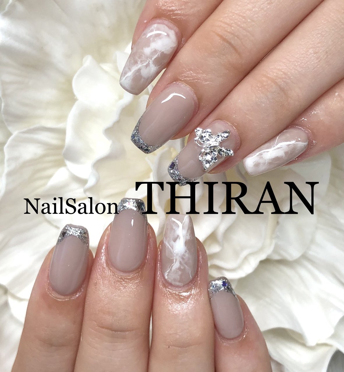 オールシーズン ハンド シンプル フレンチ ビジュー Nailsalon Thiranのネイルデザイン No ネイルブック