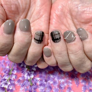 70代のお客さま💕 オシャレで素敵です

✦ ご新規さま20%OFF ✦
リピーター様も1,000円OFF（12月31日まで）
オフ代も無料です

#70代のお客様 #ハンド #シンプル #チェックネイル #シニアネイル #秋 #冬 #ハンド #チェック #ショート #グレージュ #ジェルネイル #お客様 #Nail salon Lupia #ネイルブック
