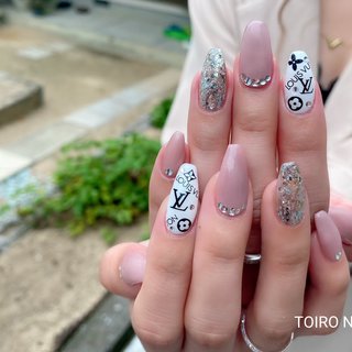 デート ブランド柄 モノトーンのネイルデザイン ネイルブック