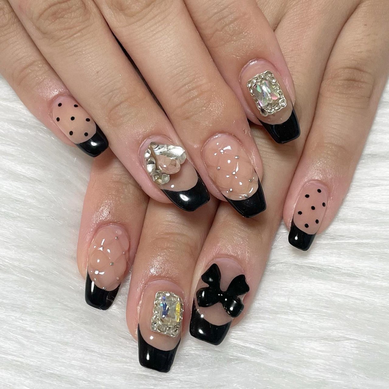 ネイルチップ ガーリードットネイル 黒フレンチネイル