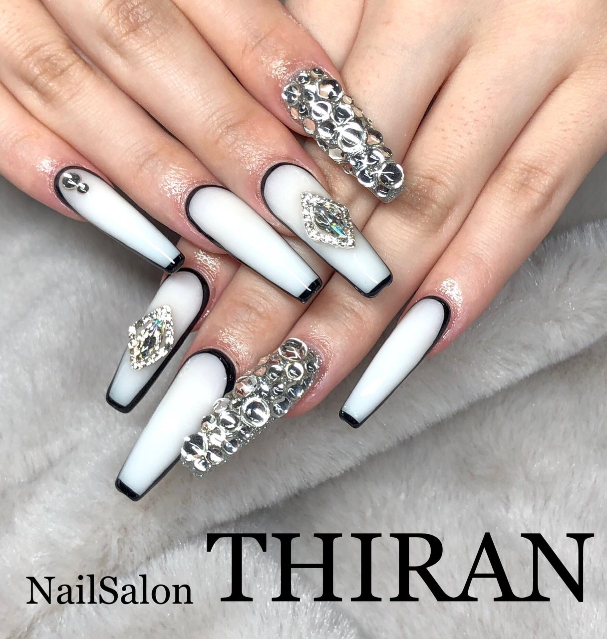 オールシーズン ハンド シンプル ビジュー ラメ Nailsalon Thiranのネイルデザイン No ネイルブック