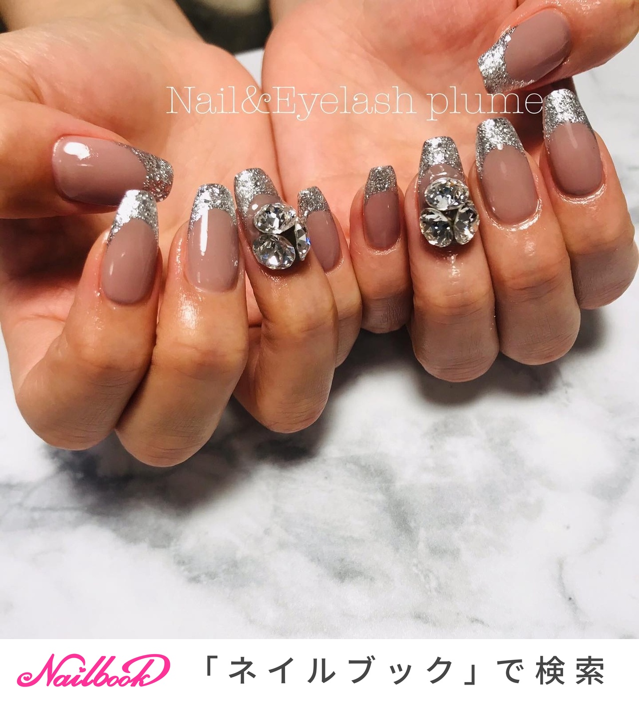 ネイルストーンで爪先にきらめきを！シンプル系から派手系までの簡単