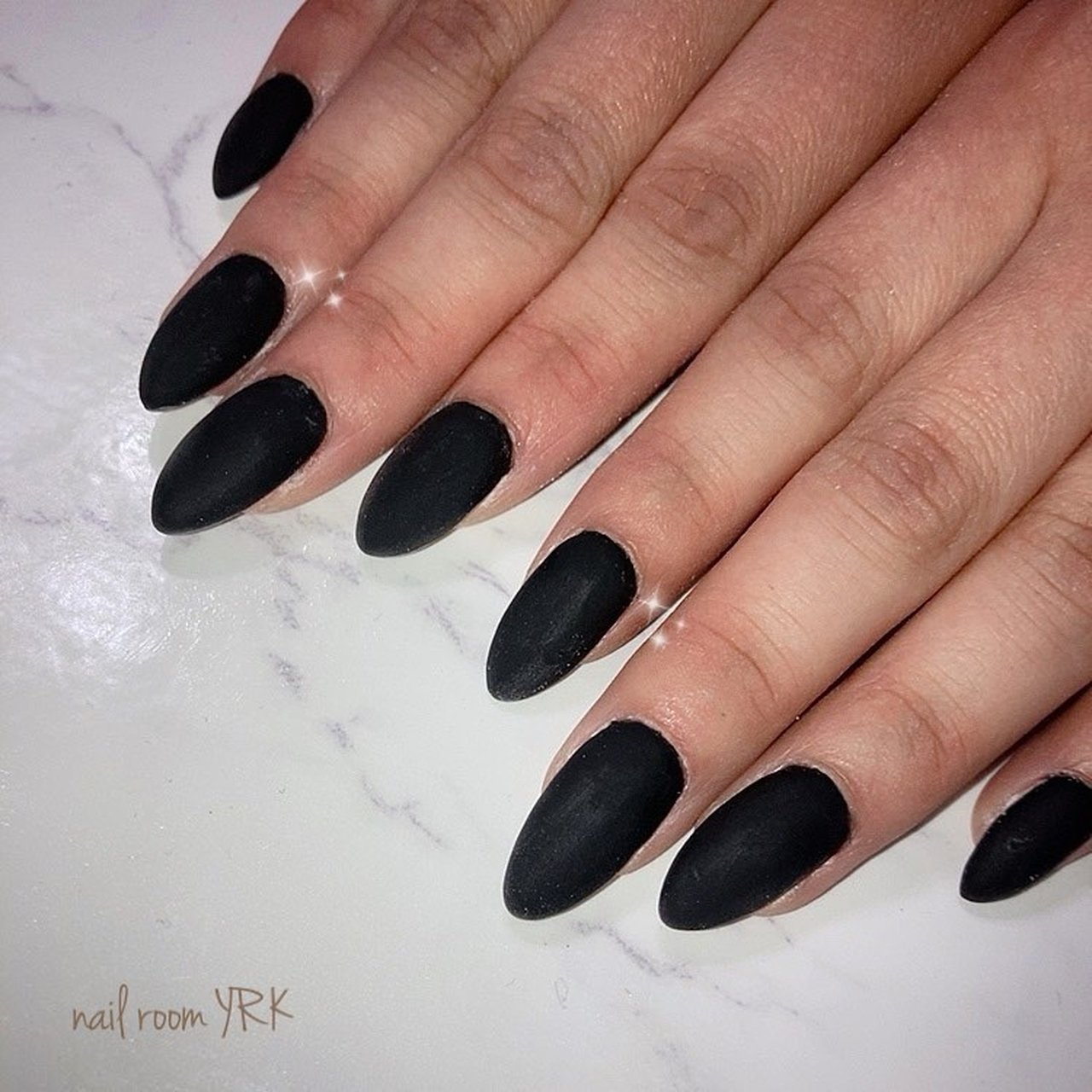 オールシーズン ハンド ワンカラー マット ブラック Nail Room Yrkのネイルデザイン No ネイルブック