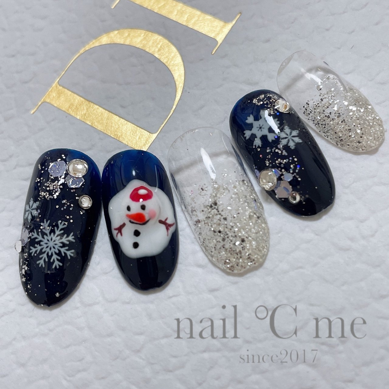 クリスマスネイルネイビー 雪ネイルデザイン クリスマス ハンド 雪の 