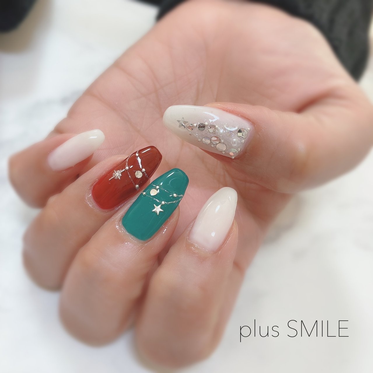 冬 クリスマス シンプル ビジュー ラメ Plussmileのネイルデザイン No ネイルブック