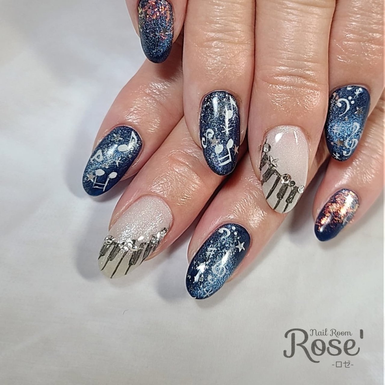 冬 ライブ ハンド ラメ 星 三軒茶屋 Rose のネイルデザイン No ネイルブック