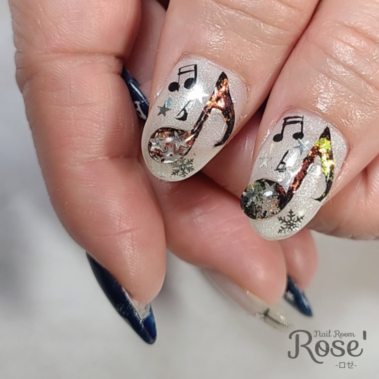 冬 ライブ ハンド ラメ 星 三軒茶屋 Rose のネイルデザイン No ネイルブック