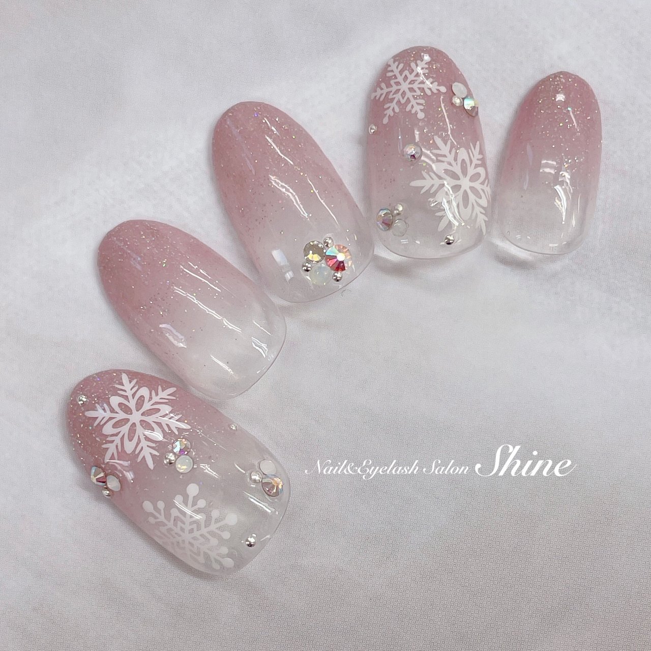 冬 クリスマス ハンド グラデーション 雪の結晶 Nail Eyelash Salon Shineのネイルデザイン No ネイル ブック