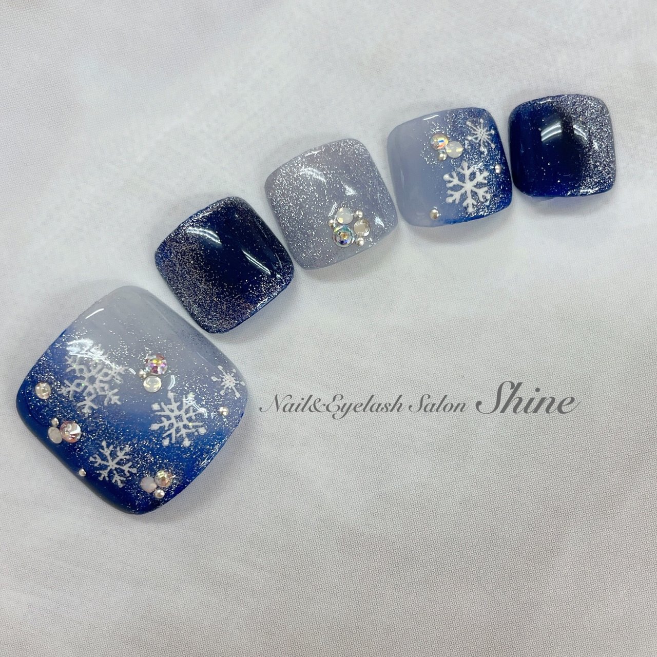 冬 フット マグネット 雪の結晶 ネイビー Nail Eyelash Salon Shineのネイルデザイン No ネイルブック