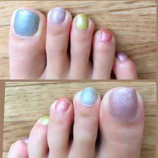 colorful nail mio ラメ#ピンク ・ラメ#コーラル ・ラメ#ブルー ・ラメ#パープル ・ラメ#イエロー （3coins）を
各指に1色ずつ塗る
＊その際なるべく隣同士に似た色が来ない様に色を配置しました。左右も違うパターンで。
#ラメネイル #nail #オールシーズン #シンプル #ネイル #ミディアム #デート #ワンカラー #カラフル #かわいい #ラメ #ライブ #春 #フット #女子会 #パーティー #簡単 #マニキュア #セルフネイル #プチプラネイル #フットネイル #パステル #プチプラ #春 #オールシーズン #デート #女子会 #フット #シンプル #ラメ #ワンカラー #ミディアム #パステル #カラフル #マニキュア #セルフネイル #10305 #ネイルブック