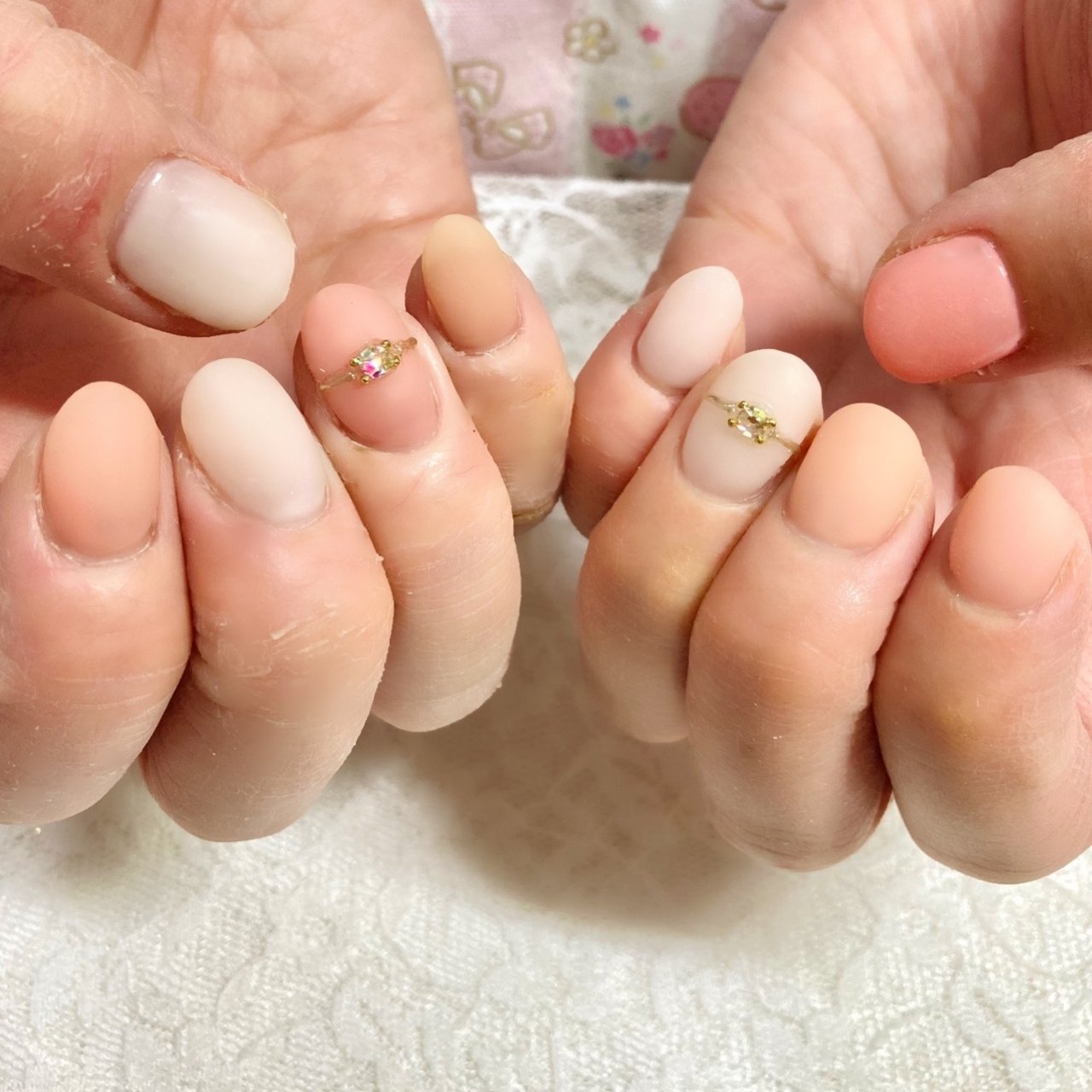 ハンド シンプル ビジュー ワンカラー ベージュ Moco Nailのネイルデザイン No 656 ネイルブック