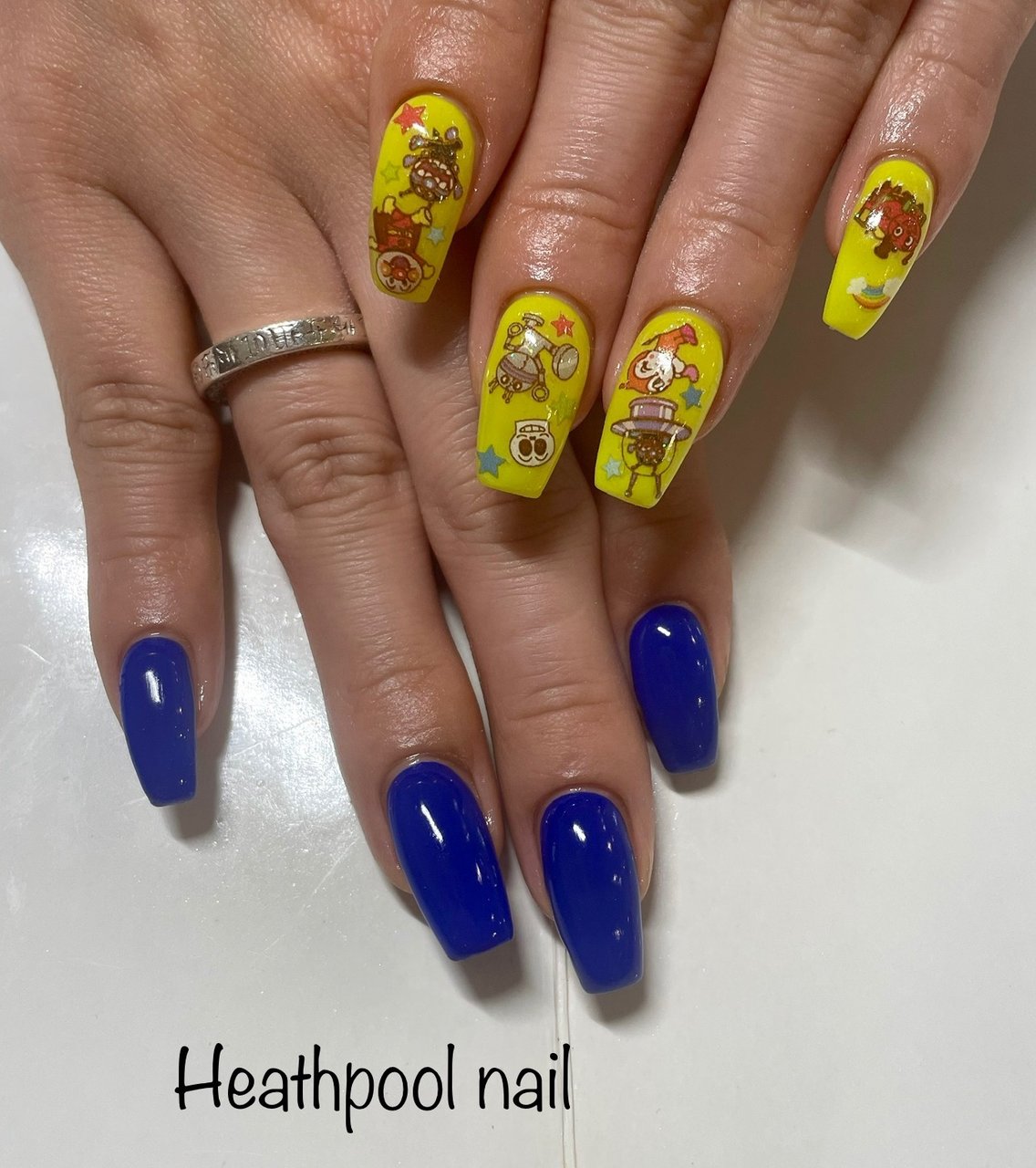 ハンド ワンカラー キャラクター イエロー ブルー Heathpoolnailのネイルデザイン No ネイルブック