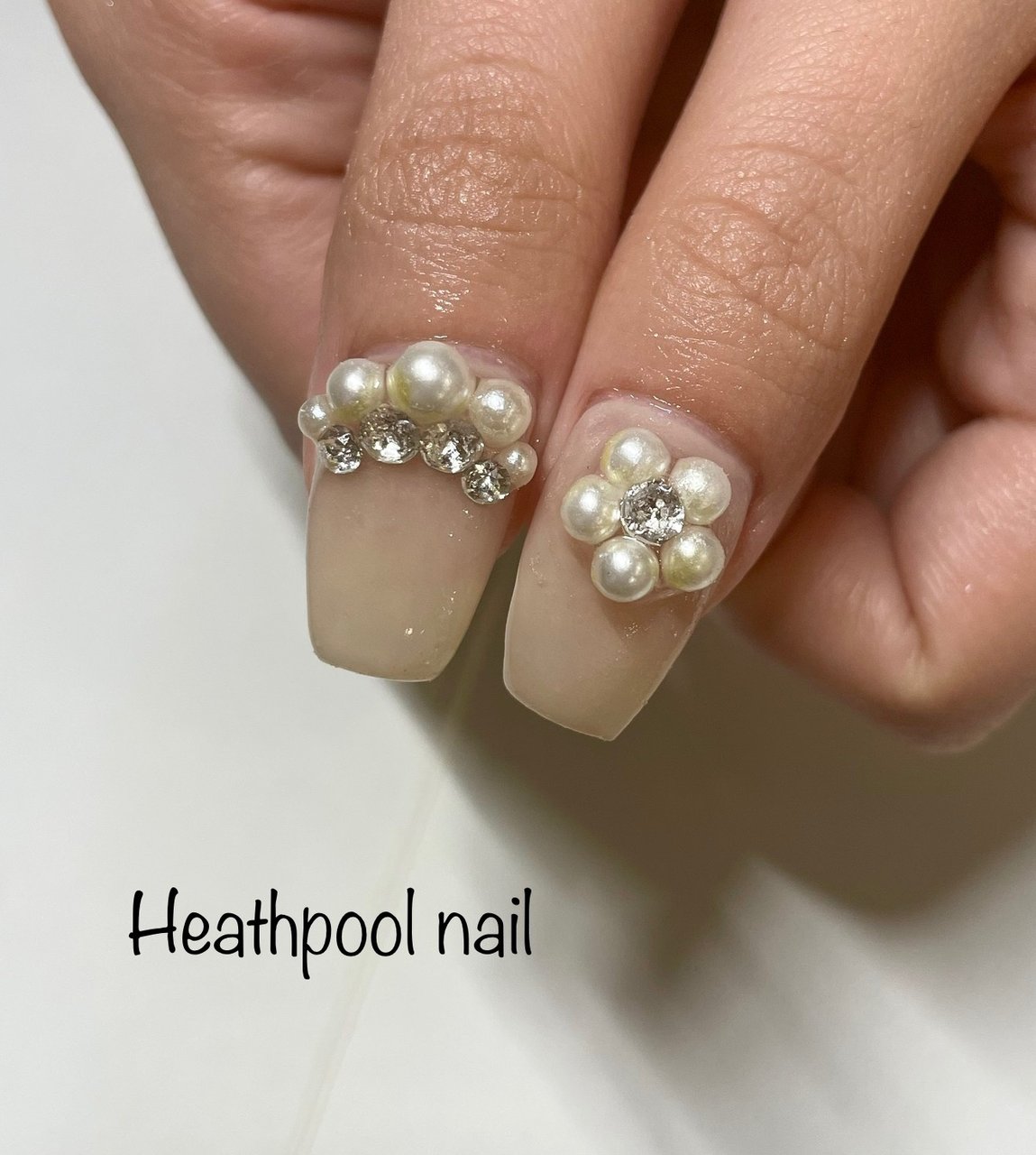 ハンド ビジュー フラワー パール ベージュ Heathpoolnailのネイルデザイン No 685 ネイルブック