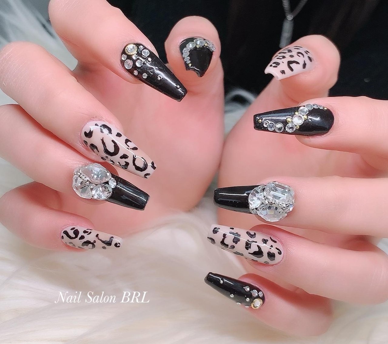 オールシーズン デート 女子会 ハンド ビジュー Nail Salon Brl ネイルサロン ベリル のネイルデザイン No 686 ネイルブック