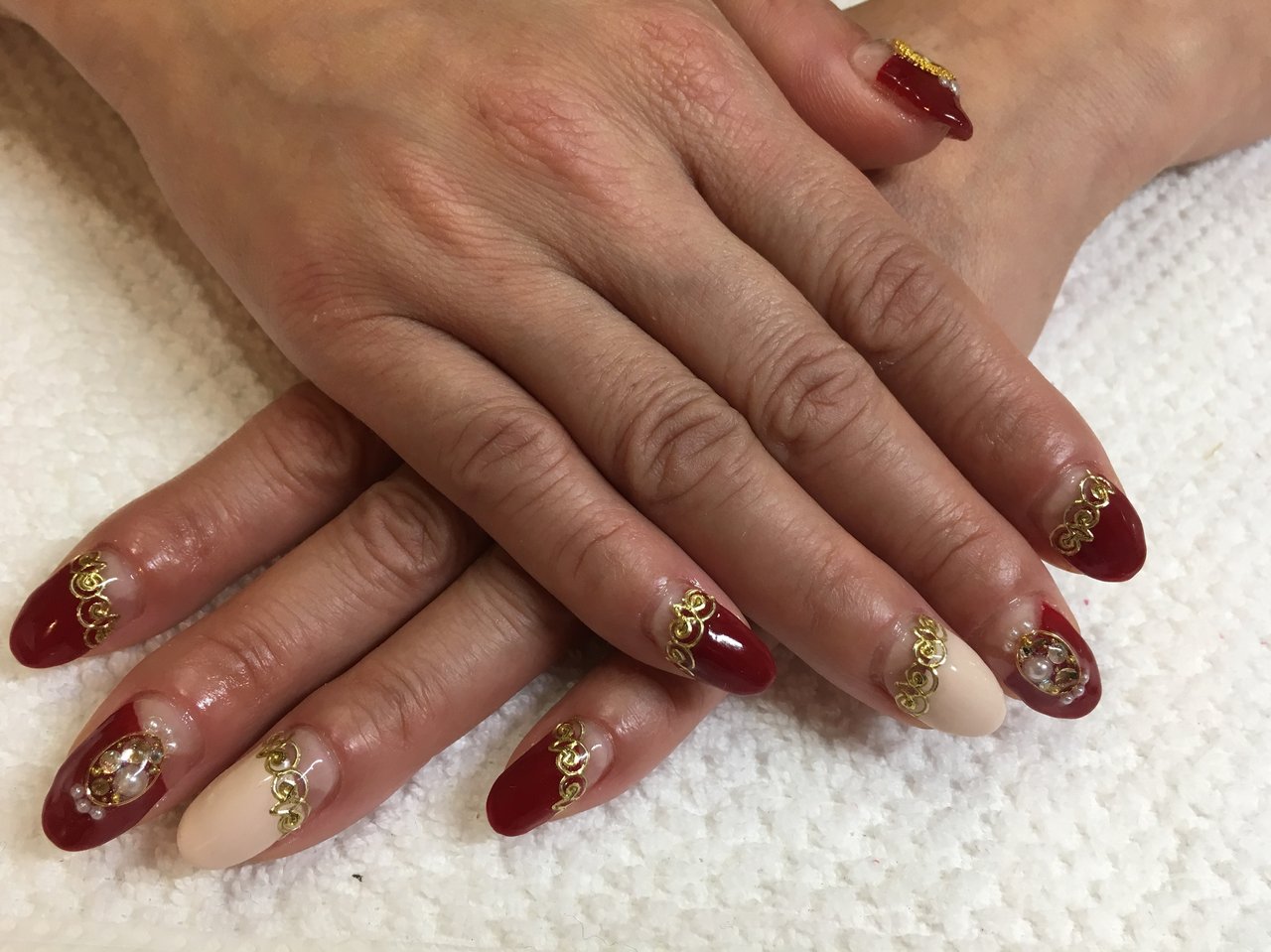 オールシーズン ハンド 変形フレンチ ベージュ レッド Ruiのネイルデザイン No ネイルブック