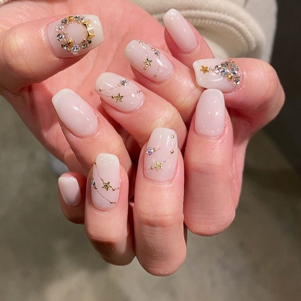 冬 クリスマス ハンド シンプル ビジュー Mami Nail Salon Fika のネイルデザイン No ネイルブック