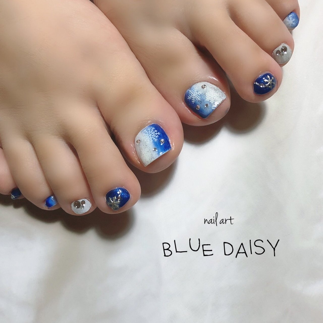 冬 お正月 クリスマス フット グラデーション Blue Daisyのネイルデザイン No 6 ネイルブック