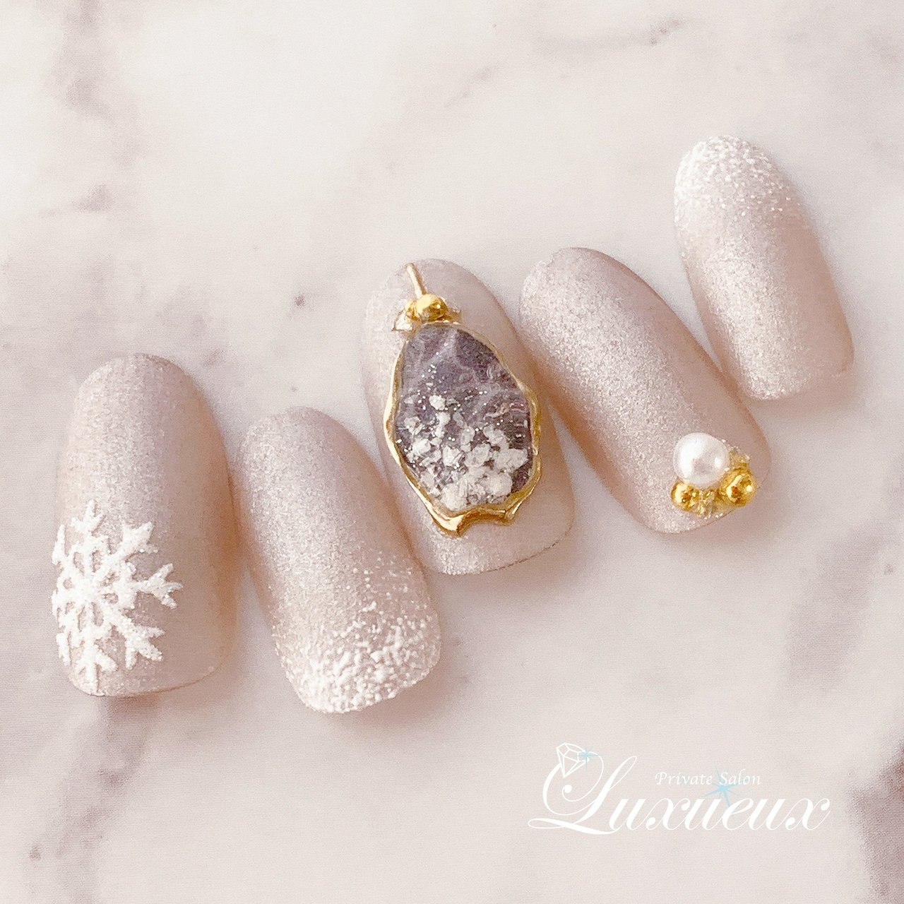 冬 クリスマス ブライダル ハンド 変形フレンチ Private Salon Luxueux リュクシュー のネイル デザイン No ネイルブック