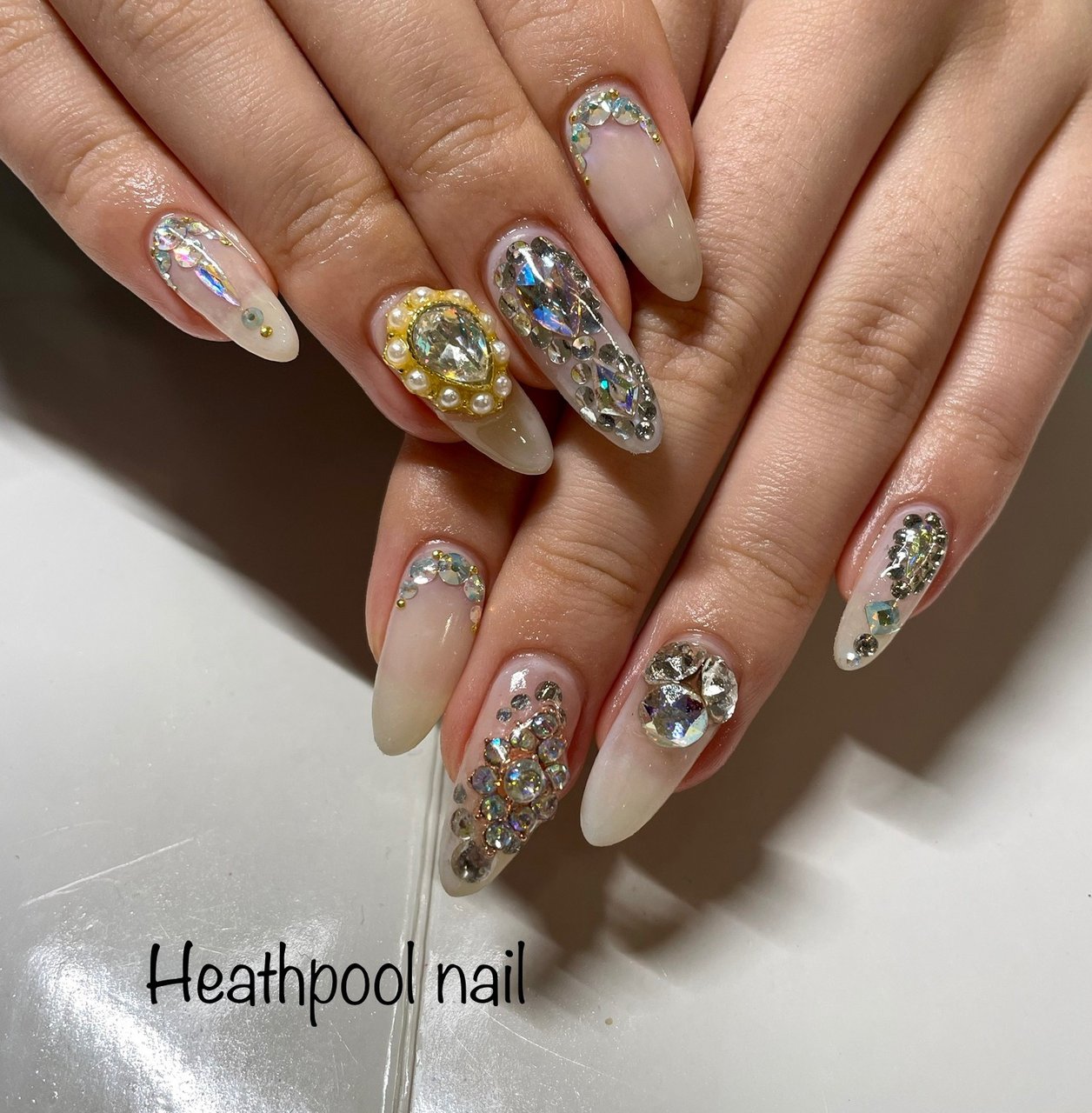 ハンド ビジュー ホワイト ジェル Heathpoolnailのネイルデザイン No ネイルブック