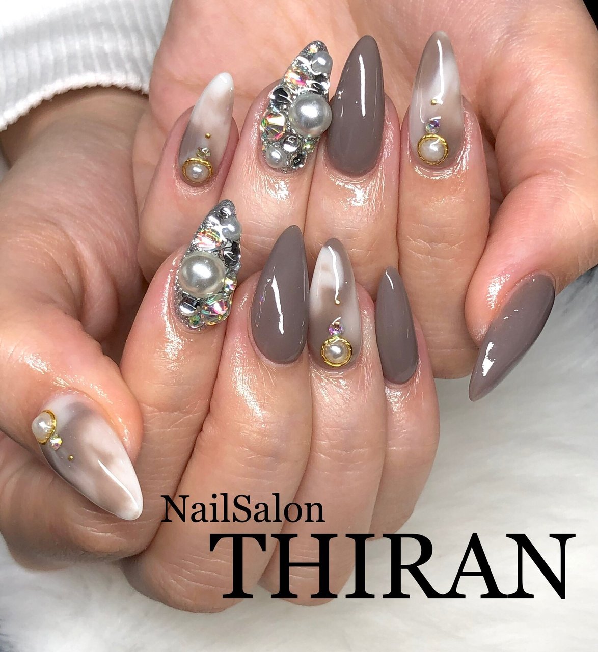オールシーズン ハンド ビジュー パール マーブル Nailsalon Thiranのネイルデザイン No ネイルブック