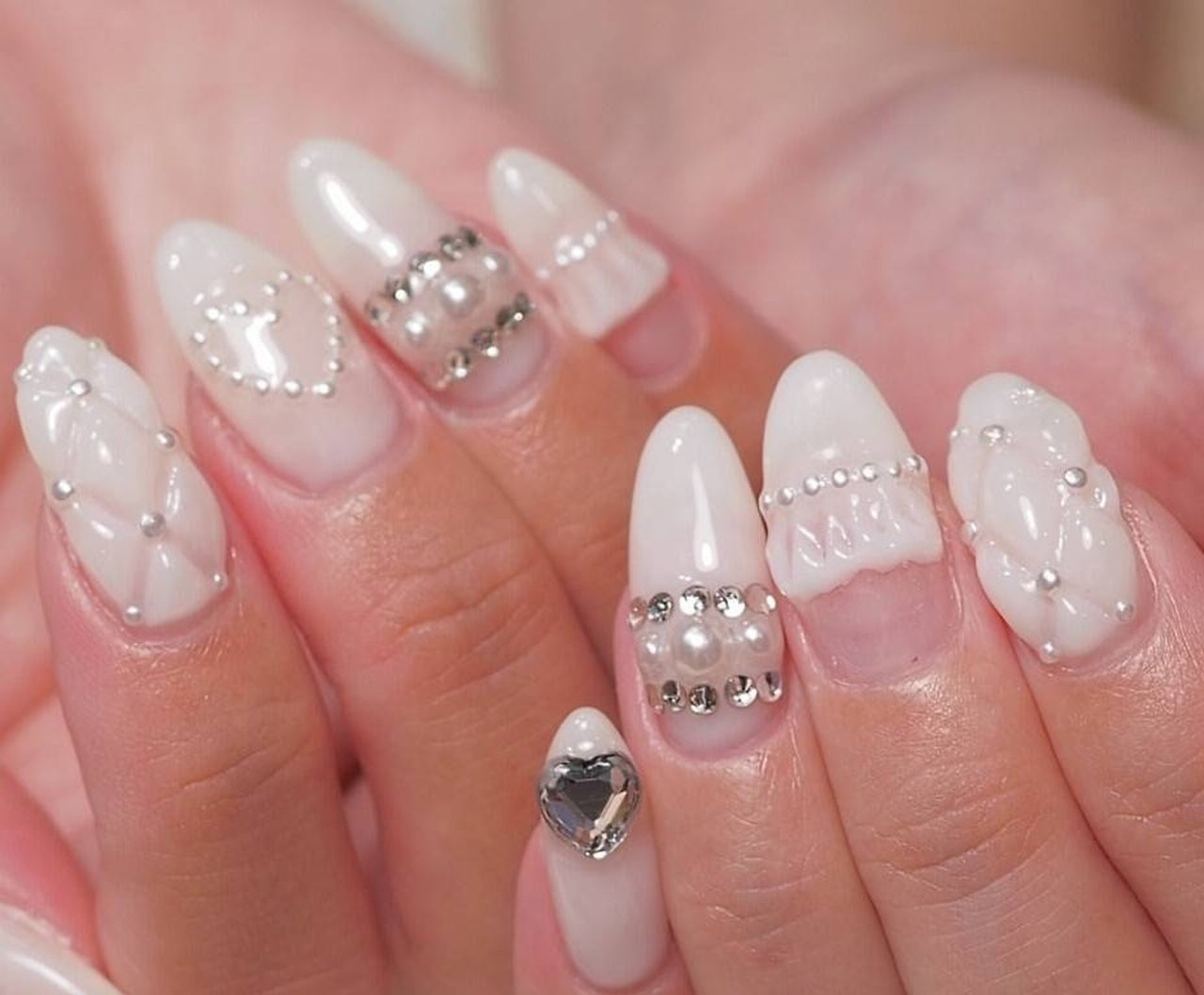 冬 ハンド ワンカラー ハート パール Private Nail Salon Hormのネイルデザイン No ネイルブック